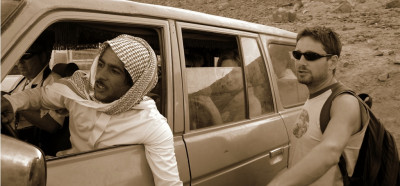 Pogovor z vozniki jeepov, ki nas peljejo po Wadi Rumu