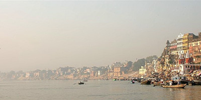 Obredni gati ob Gangesu, kjer se dogaja jutranja puja, Varanasi